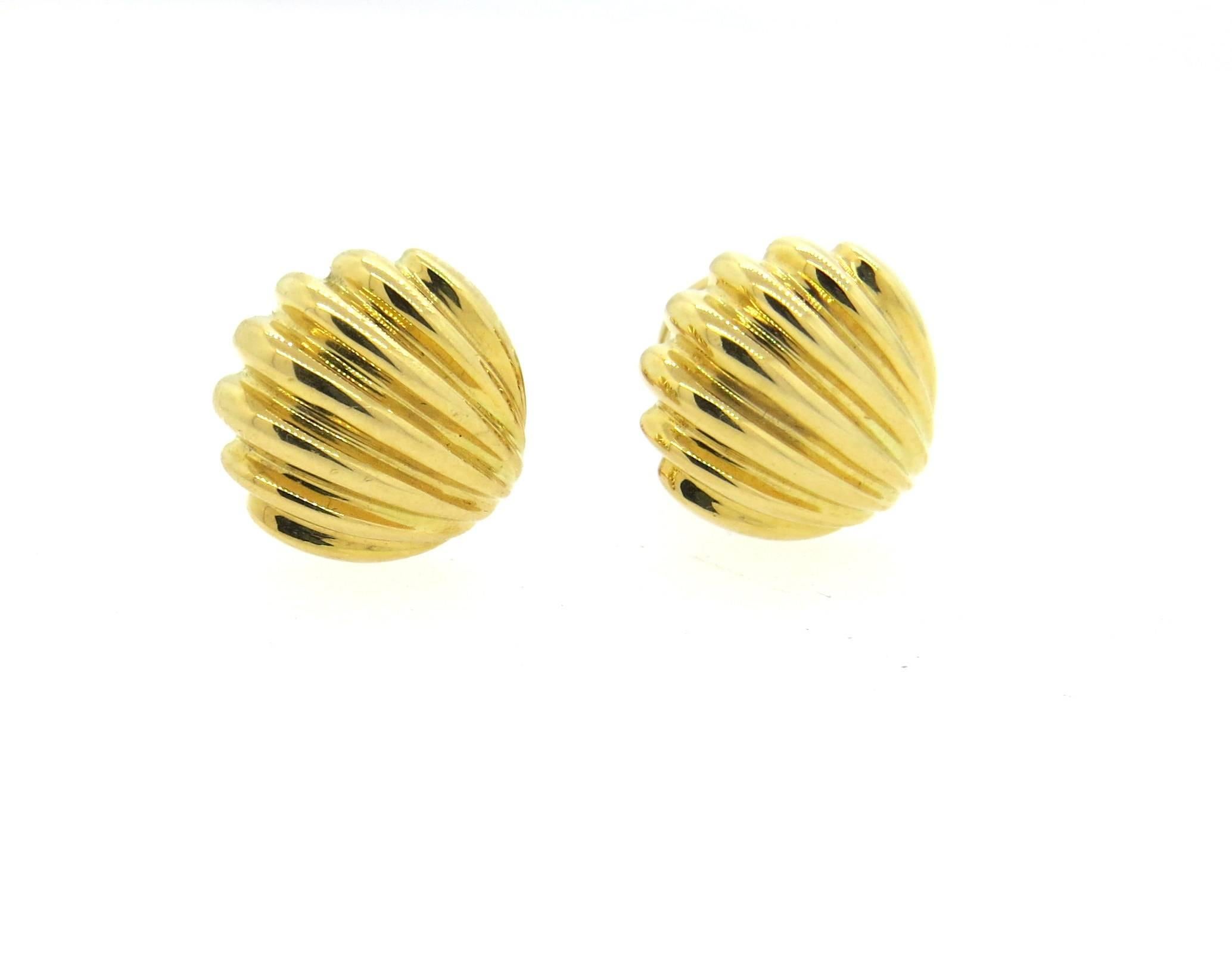 Tiffany & Co. Gold Shell Motif Cufflinks  In Excellent Condition For Sale In Lambertville, NJ