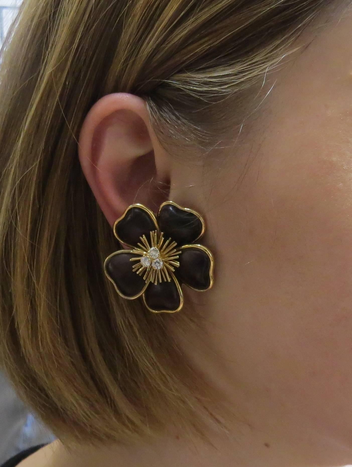 Large 18k yellow gold flower earrings, crafted by Van Cleef & Arpels for Clematis collection, set with wood petals and approx. 0.96ctw in FG/VVS diamonds. Earrings measure 38mm x 37mm. Marked VCA,750, 118643 OR. Weight - 29.3 grams
Come with VCA