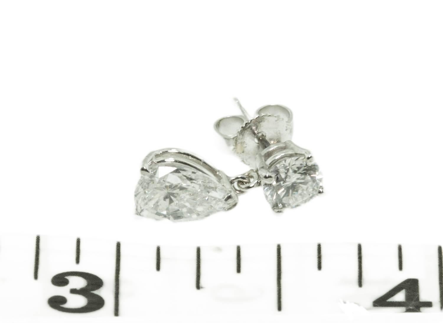 3.01 Ct. Diamond Gold Drop Earrings In Excellent Condition For Sale In Toronto, Ontario