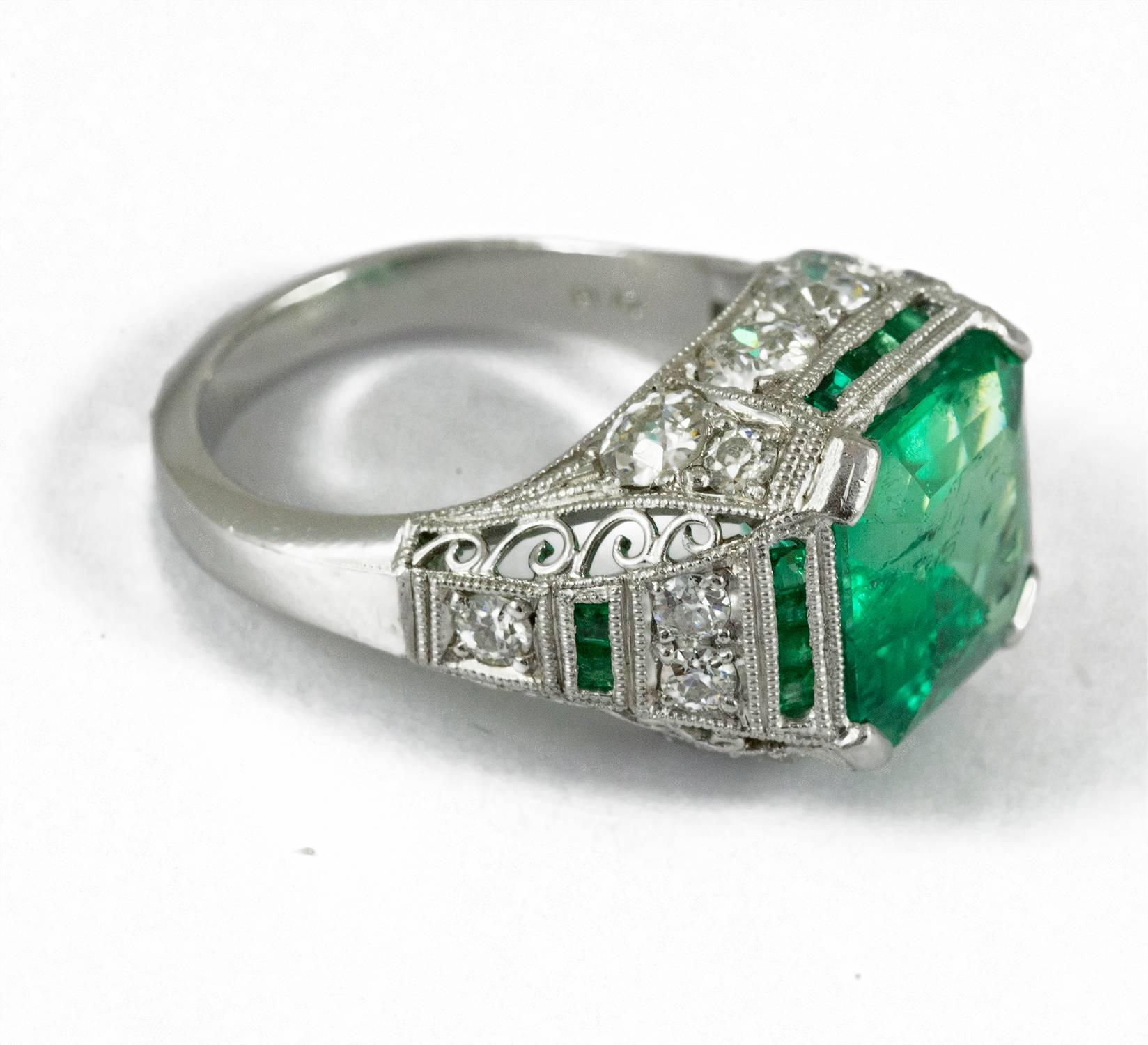Exceptional Art Deco Emerald Diamond Platinum Ring In Excellent Condition In Toronto, Ontario