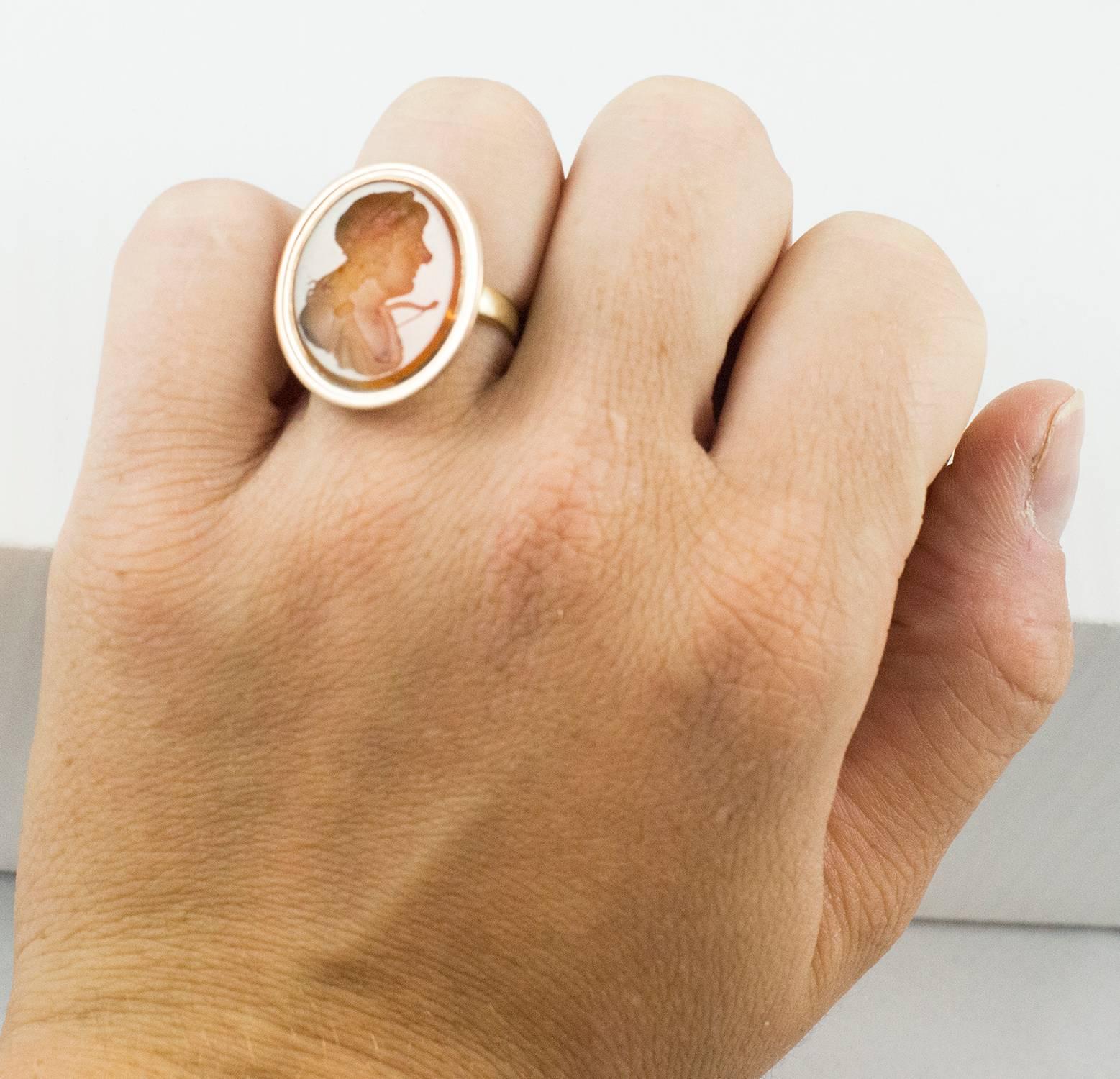 Finely Carved Antique Carnelian Intaglio Gold Ring In Good Condition For Sale In Toronto, Ontario