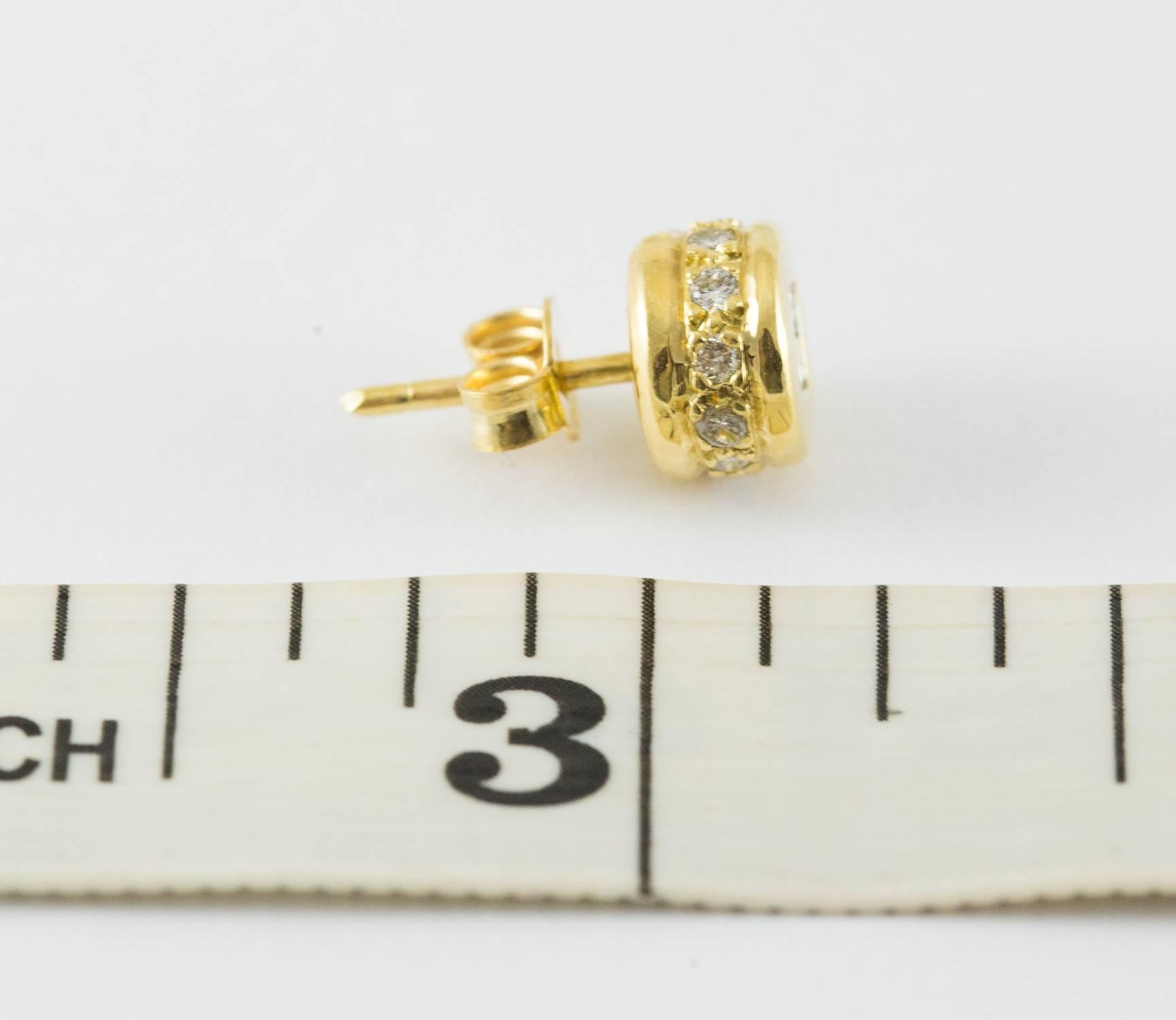 Vintage Yellow Gold and Diamond Stud Earrings In Excellent Condition For Sale In Toronto, Ontario