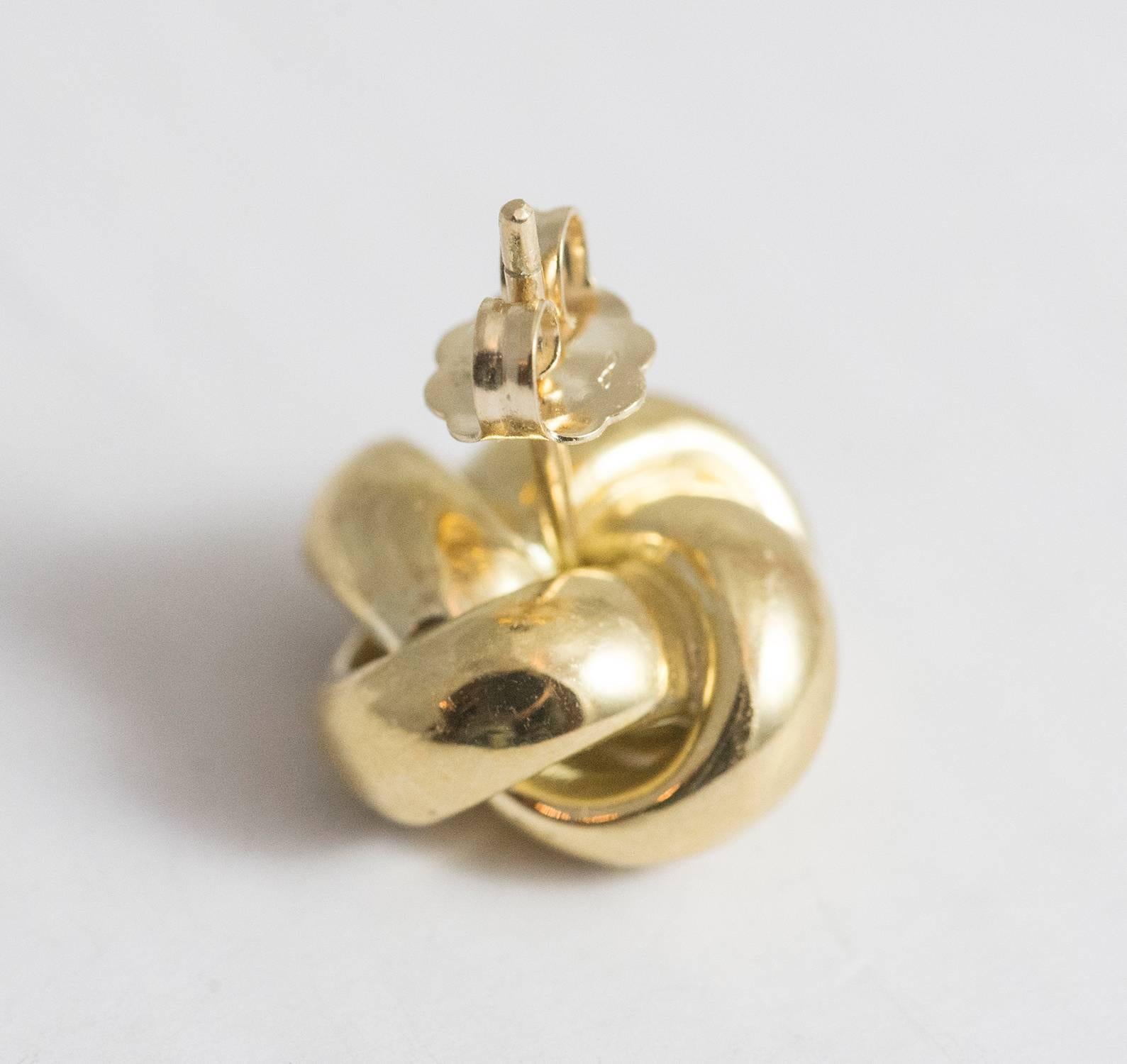 A classic pair of love knot earrings in 18K yellow gold. These earrings are finished by a post and butterfly and are in excellent condition.