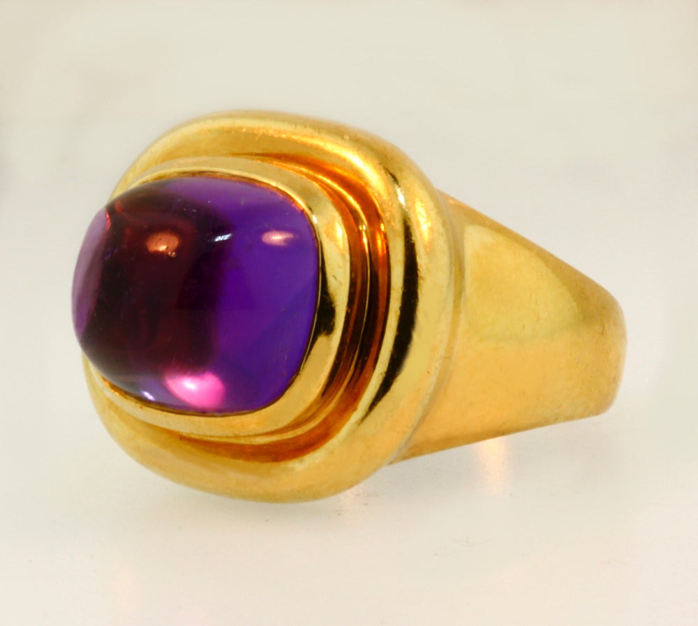 A classic Paloma Picasso cabochon amethyst ring set in yellow gold. This is the medium sized version of this ring. It is in excellent condition and measures size 5 1/2.