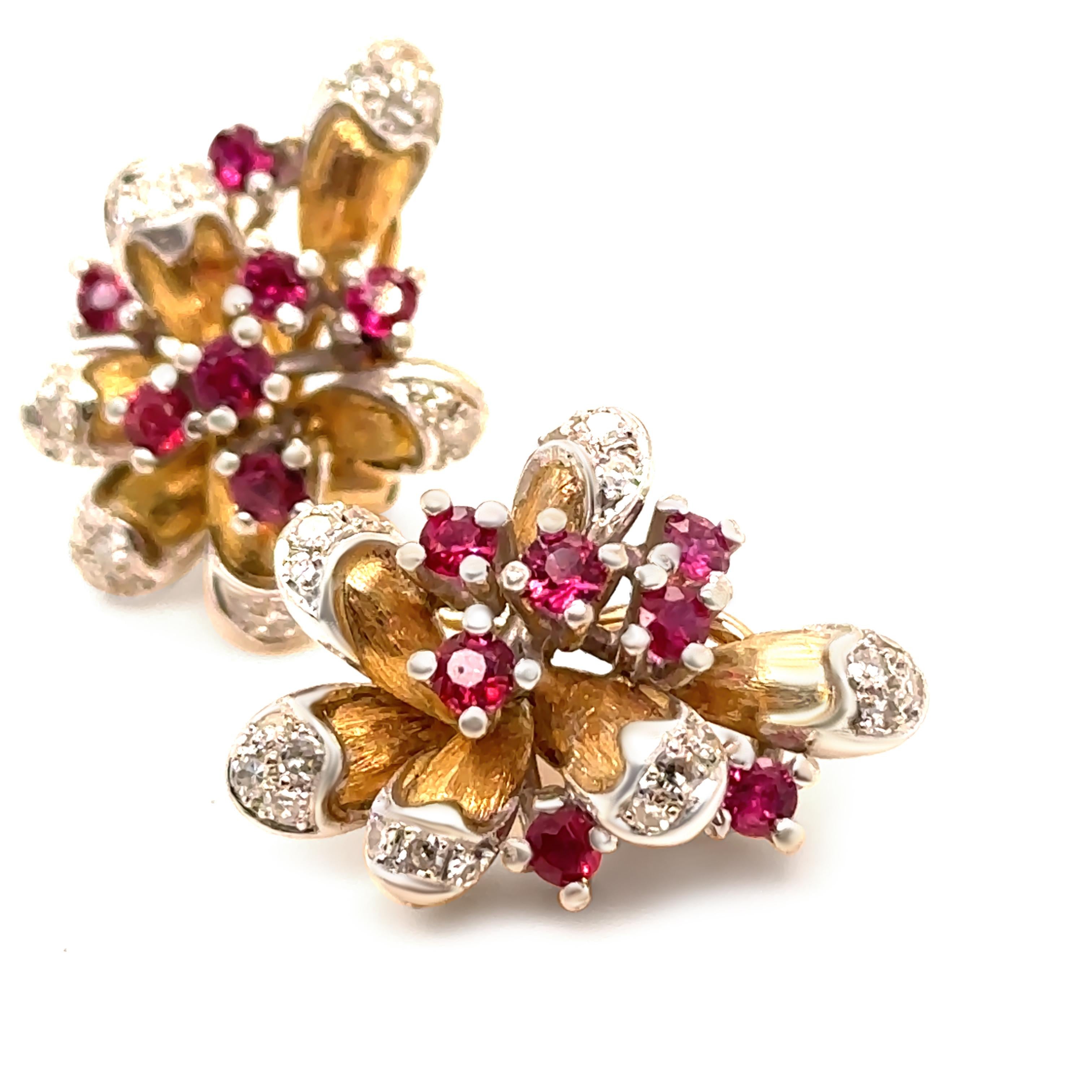Questo raffinato paio di orecchini con rubini e diamanti è realizzato in oro giallo e bianco 14ct e combina un'eleganza classica con un colore vibrante. Ogni orecchino presenta una disposizione a pavé di 40 diamanti a taglio singolo con un peso