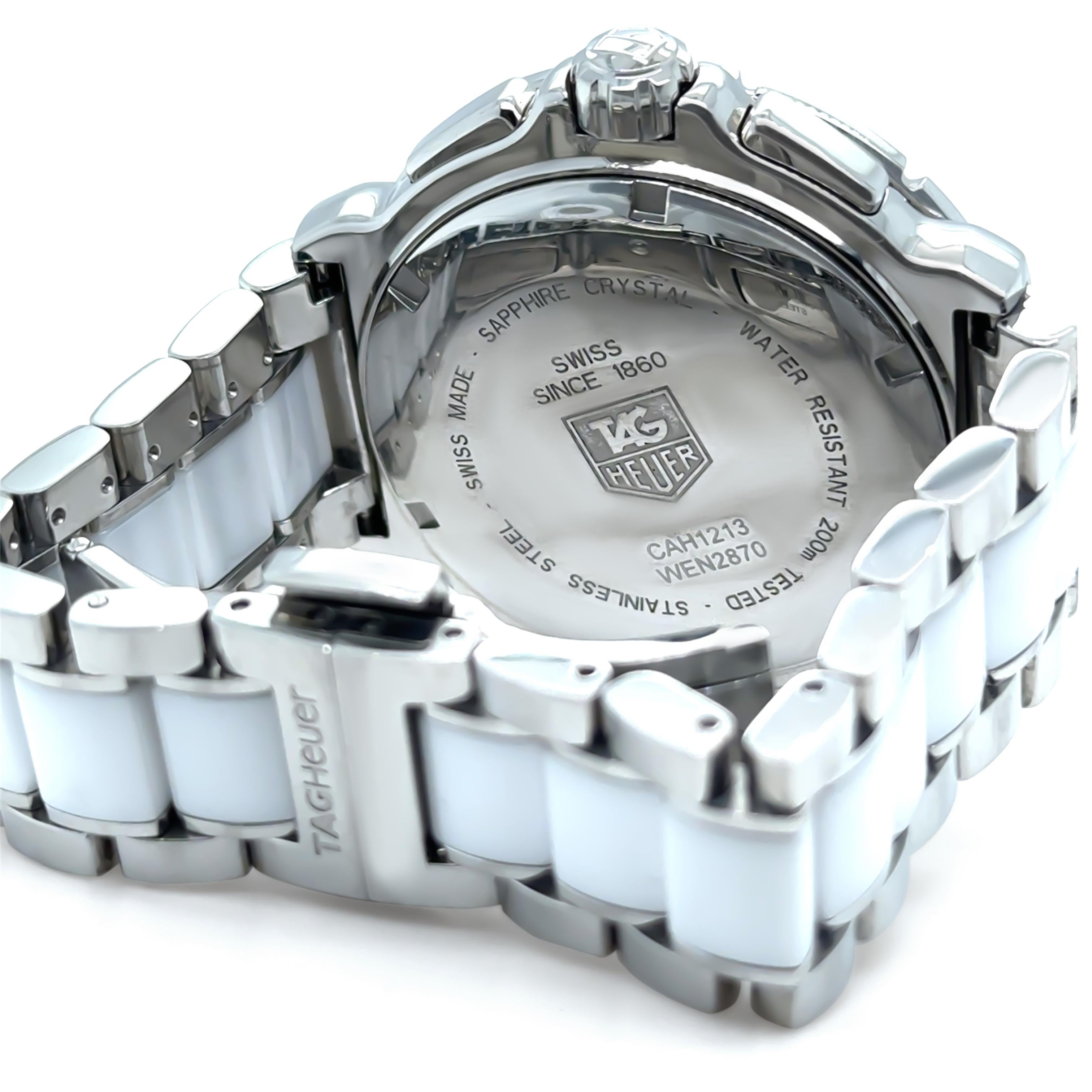 Este sofisticado reloj Tag Heuer Cronógrafo Fórmula 1 combina el rendimiento deportivo con una refinada elegancia. La caja de acero y cerámica de 41 mm alberga un movimiento de cuarzo de fabricación suiza, que ofrece precisión y fiabilidad en un