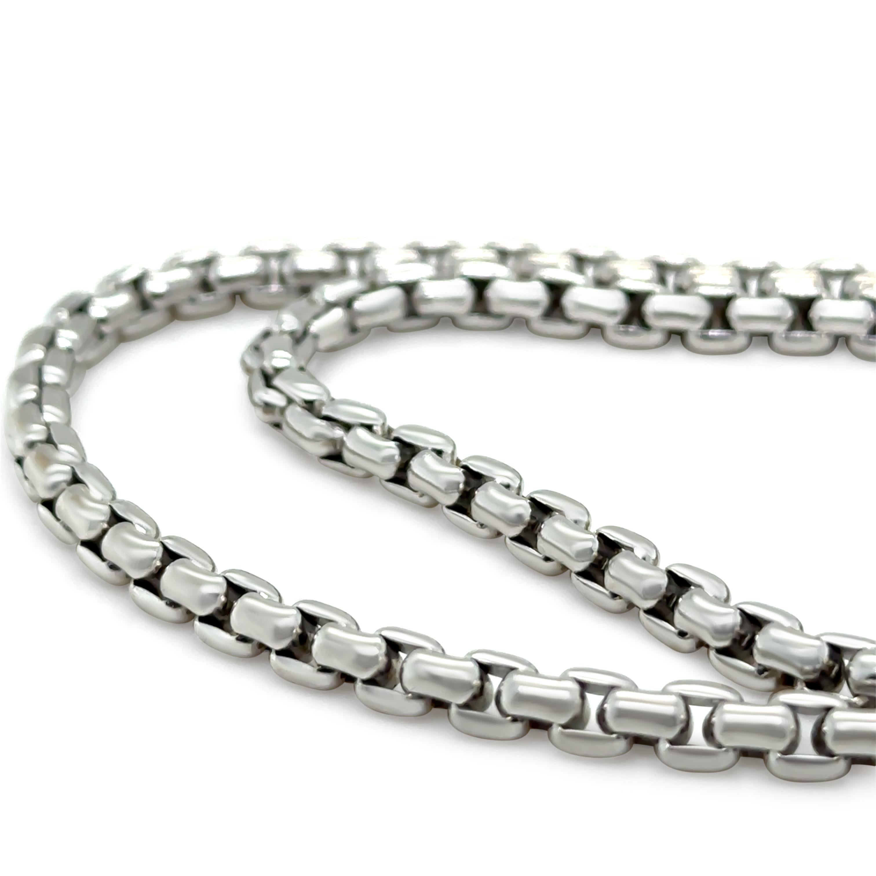 Questo pezzo audace ed elegante di Tiffany & Co. è una sostanziosa collana a catena realizzata in oro bianco 18 carati e offre una dichiarazione raffinata ma potente. Con un peso di ben 74,3 grammi, la collana è firmata 
