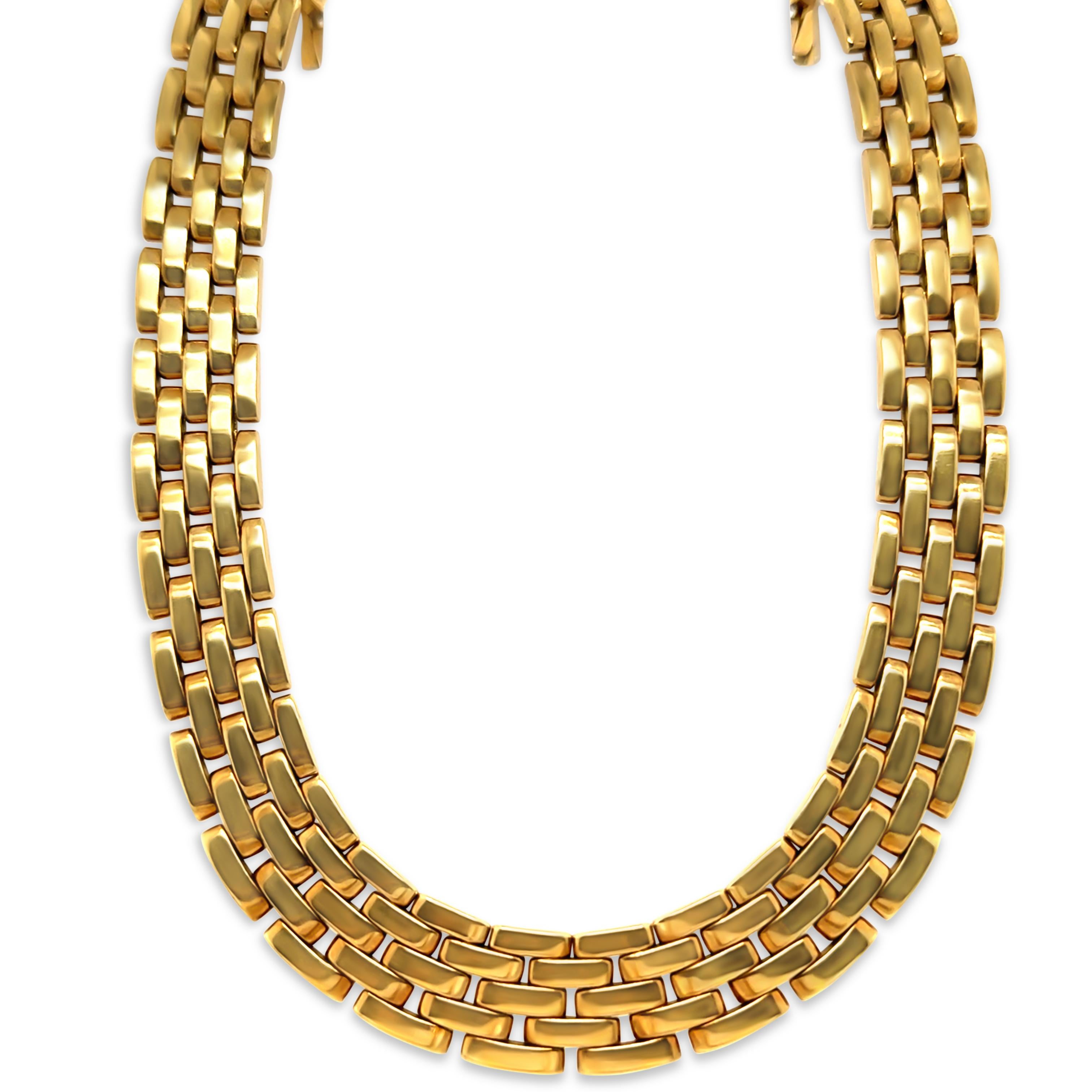 Este lujoso collar Maillon Panthère de Cartier es una auténtica joya, exquisitamente elaborada en oro amarillo de 18 ct. Compuesto por cinco filas de segmentos de oro entrelazados, el diseño rinde homenaje al emblemático motivo Panthère de Cartier,