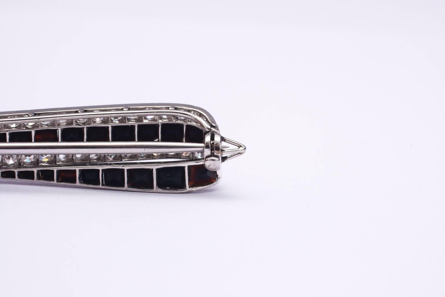 Cartier Early Art Deco Onyx Diamond Platinum Bow Brooch In Excellent Condition For Sale In Kortrijk, BE