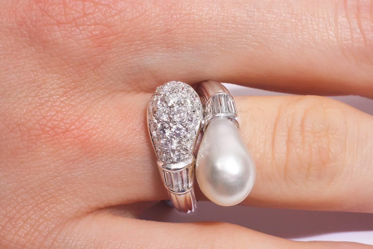 Beautiful Art Deco natural pearl diamond Platinum Bypass Ring In Excellent Condition For Sale In Kortrijk, BE