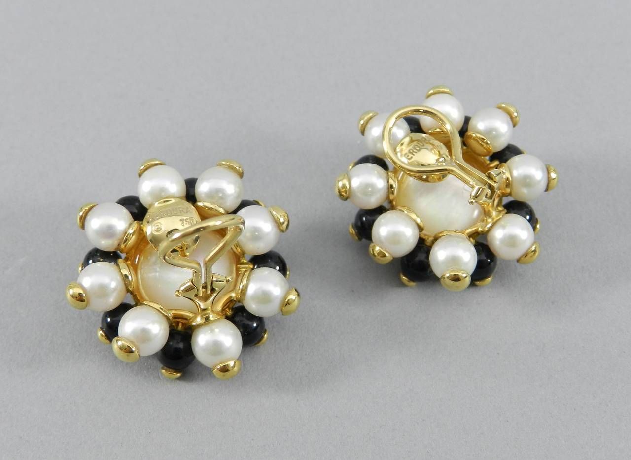 Verdura clip earrings. 18k yellow gold, onyx and pearl beads. Excellent preowned condition. Measures 1.25" across. Signed Verdura and 750.

Shipping prices provided are for tracked ground shipping to the US. We ship worldwide and can provide a