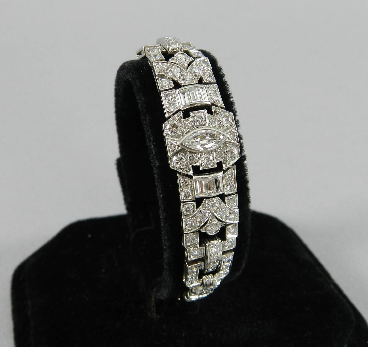 Art Deco Diamond Platinum link Bracelet In Excellent Condition In Toronto, Ontario