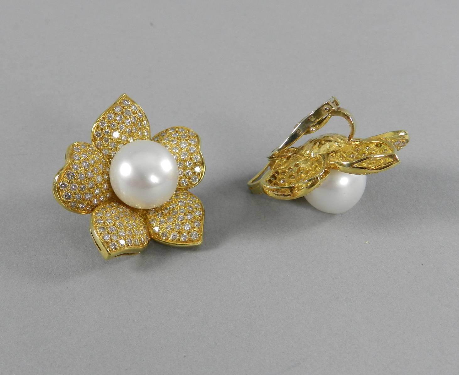 Pearl Diamond Gold Flower Earrings In Excellent Condition In Toronto, Ontario