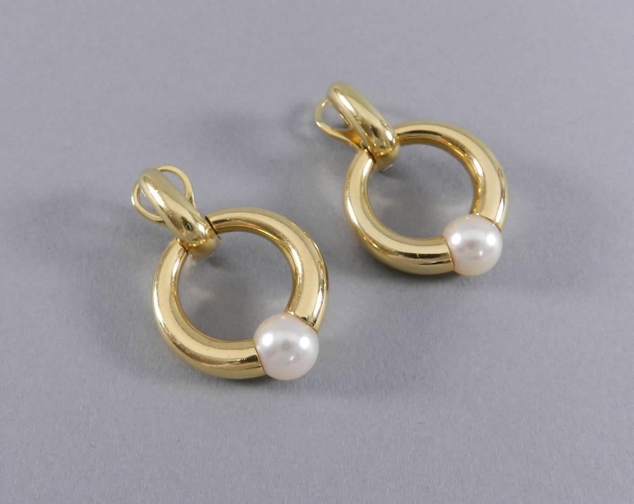 Cartier vintage 1994 earrings - 18k yellow gold and pearl. Excellent condition. 8mm Akoya pearls, 33 mm long and 22.5 mm wide. Hallmarked (c) Cartier 1994 E86335. Total weight 17.7 grams. 

We ship worldwide.