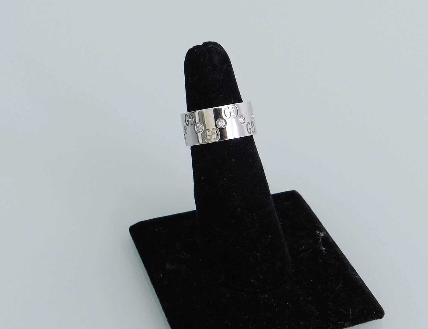 Gucci 18k white gold and diamond icon ring.  Size 6.  Measures 3/8