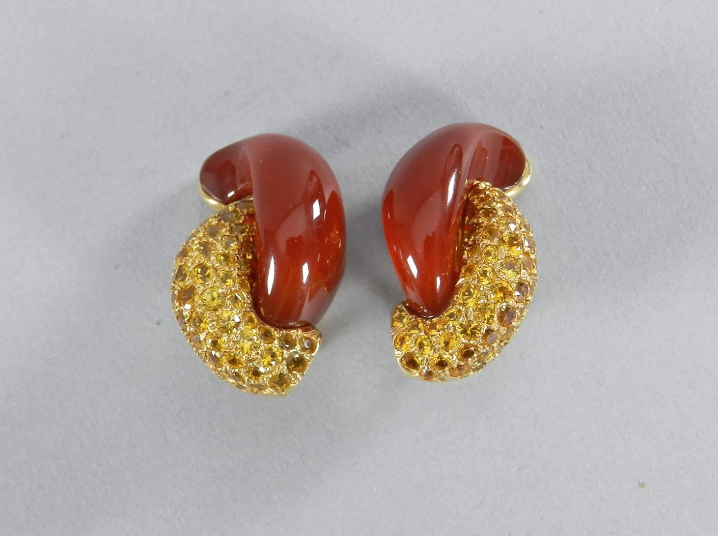Seaman Schepps 18k yellow gold half link earrings. Clip design with carnelian and yellow sapphire. Hallmarked (c) Seaman Schepps 750. Measures about 1.25" x 0.75". Total weight 250 grams. 

We ship Worldwide.