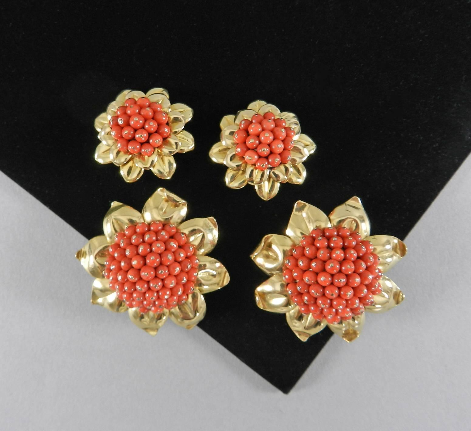 1950s Coral Gold Bead Flower Dress Clips and Earrings Set In Excellent Condition In Toronto, Ontario