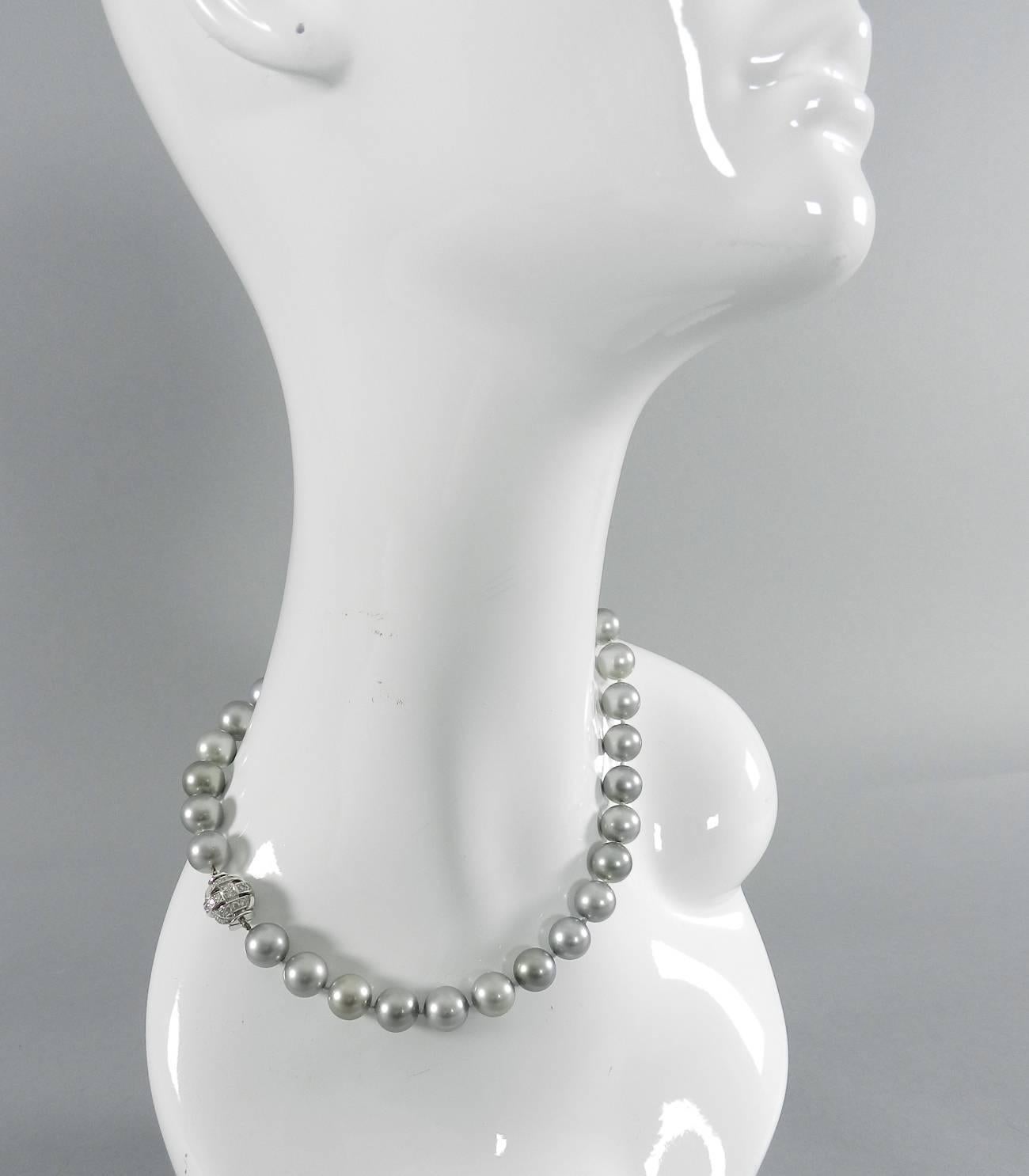 Tahitian Silver Grey Cultured Pearl Necklace with Platinum Diamond Clasp In Excellent Condition In Toronto, Ontario