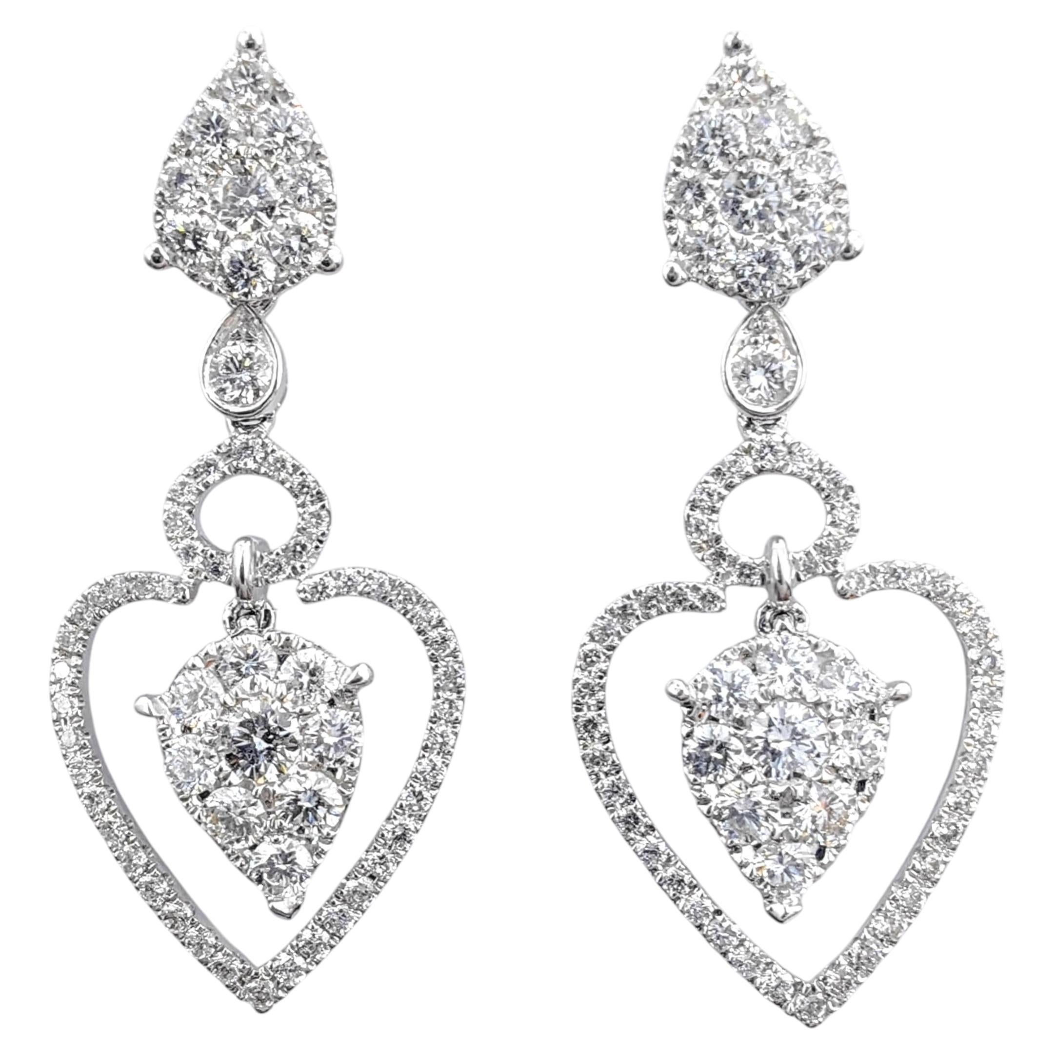 Pendants d'oreilles en or blanc 18 carats avec trois diamants de 1,69 carat en vente