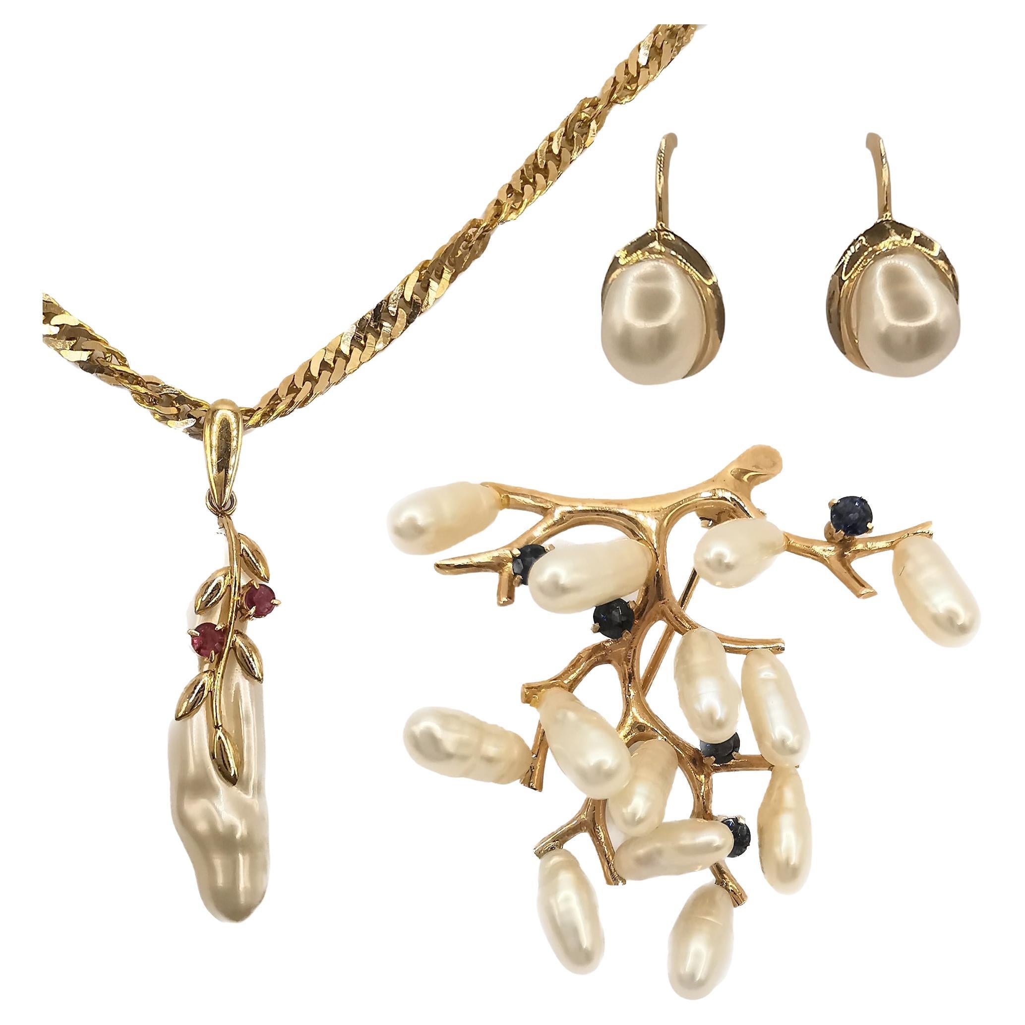 Broche, collier et boucles d'oreilles en or jaune avec perles baroques, saphirs et rubis