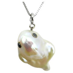 Darling Phantom: Colgante/dije fantasma de oro blanco de 18 quilates con diamantes negros y perlas barrocas