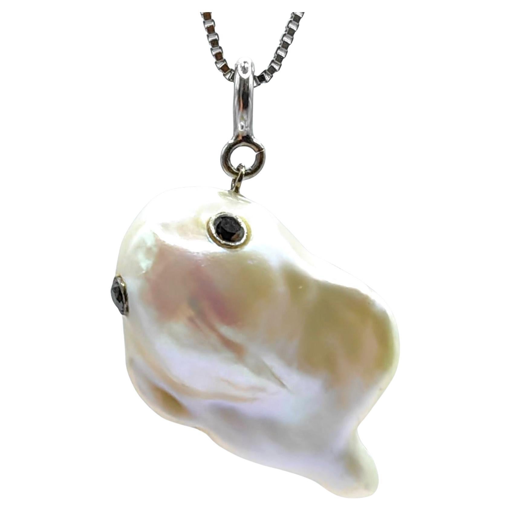 Scopri l'incantevole Darling Phantom: Charm fantasma con diamanti neri e perle barocche in oro bianco 18 carati, che evoca lo spirito di un dispettoso fantasma volante. Questa perla barocca bianca d'acqua dolce, del peso di 19,76 carati, è una