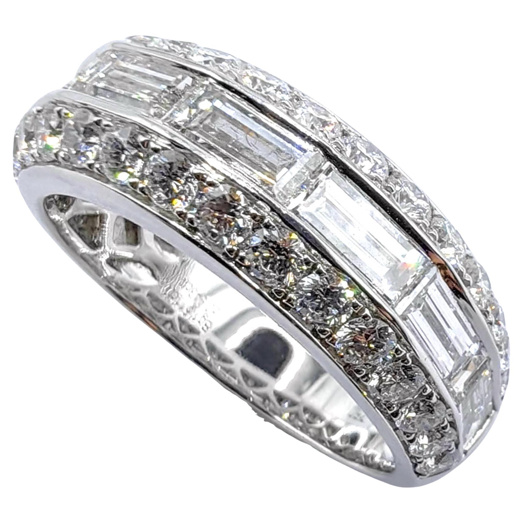 Im Angebot: 2,46ct Baguette & Rundschliff Pavé Diamant 3 Row Halb Ewigkeit Ring 18K Weißgold ()
