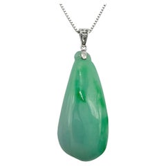 Colgante de jadeíta birmana tallada en forma de melón de la suerte, de color verde manzana, en oro blanco de 18 quilates