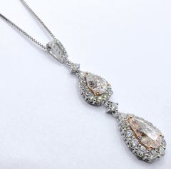 GIA-zertifizierter 3,29-Karat-Diamant in der Farbe „Fancy Pink“ im Double-Pear-Schliff mit Halo-Fassung als Anhänger aus 18-karätigem Weißgold