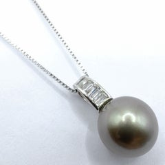 Ciondolo con perla nera di Tahiti da 12,66 mm e diamanti taglio baguette in oro bianco 18 carati