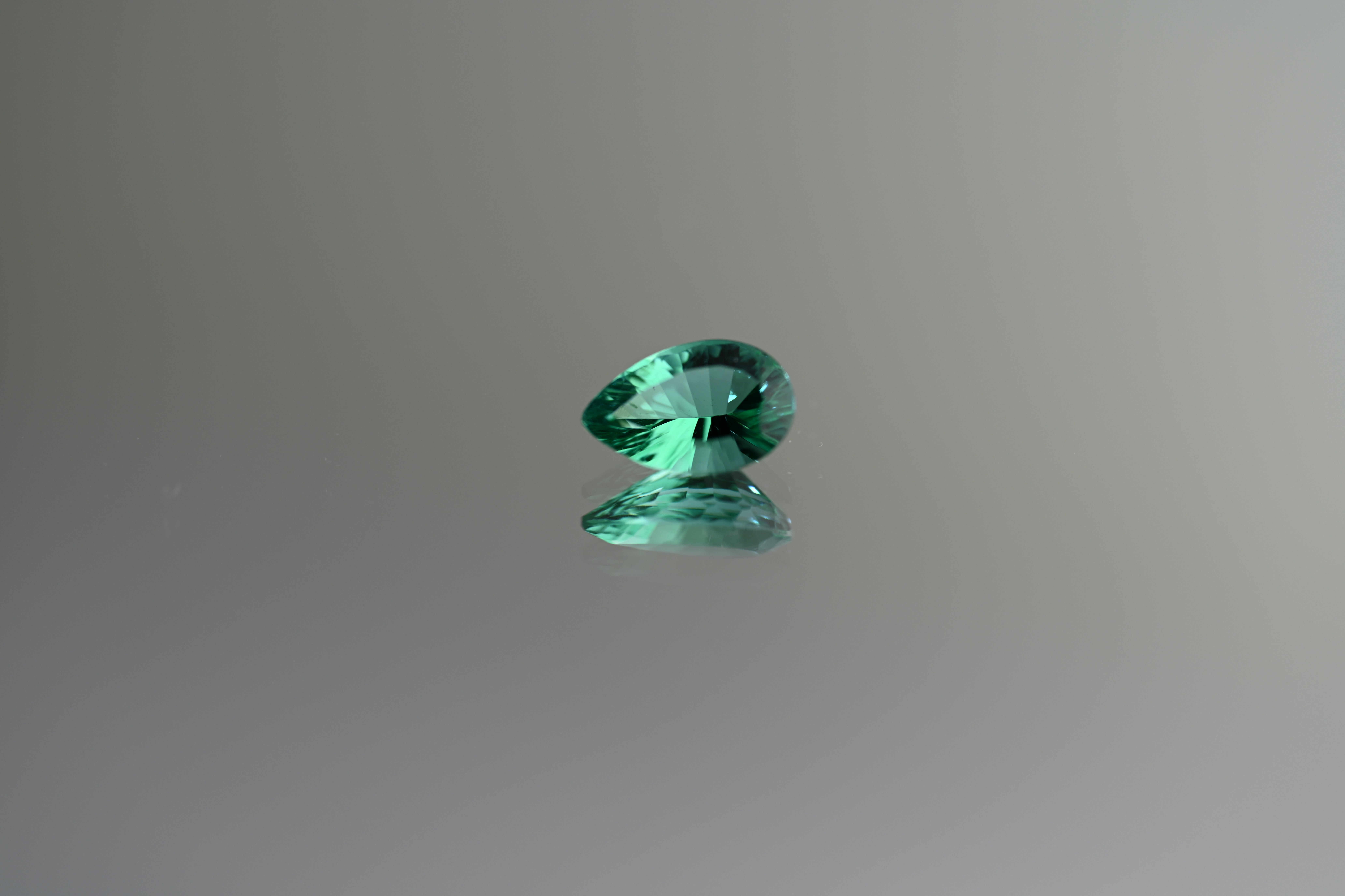 Artista Tormalina brasiliana Paraiba certificata GIA da 0,91 carati, di colore verde-bluastro naturale in vendita