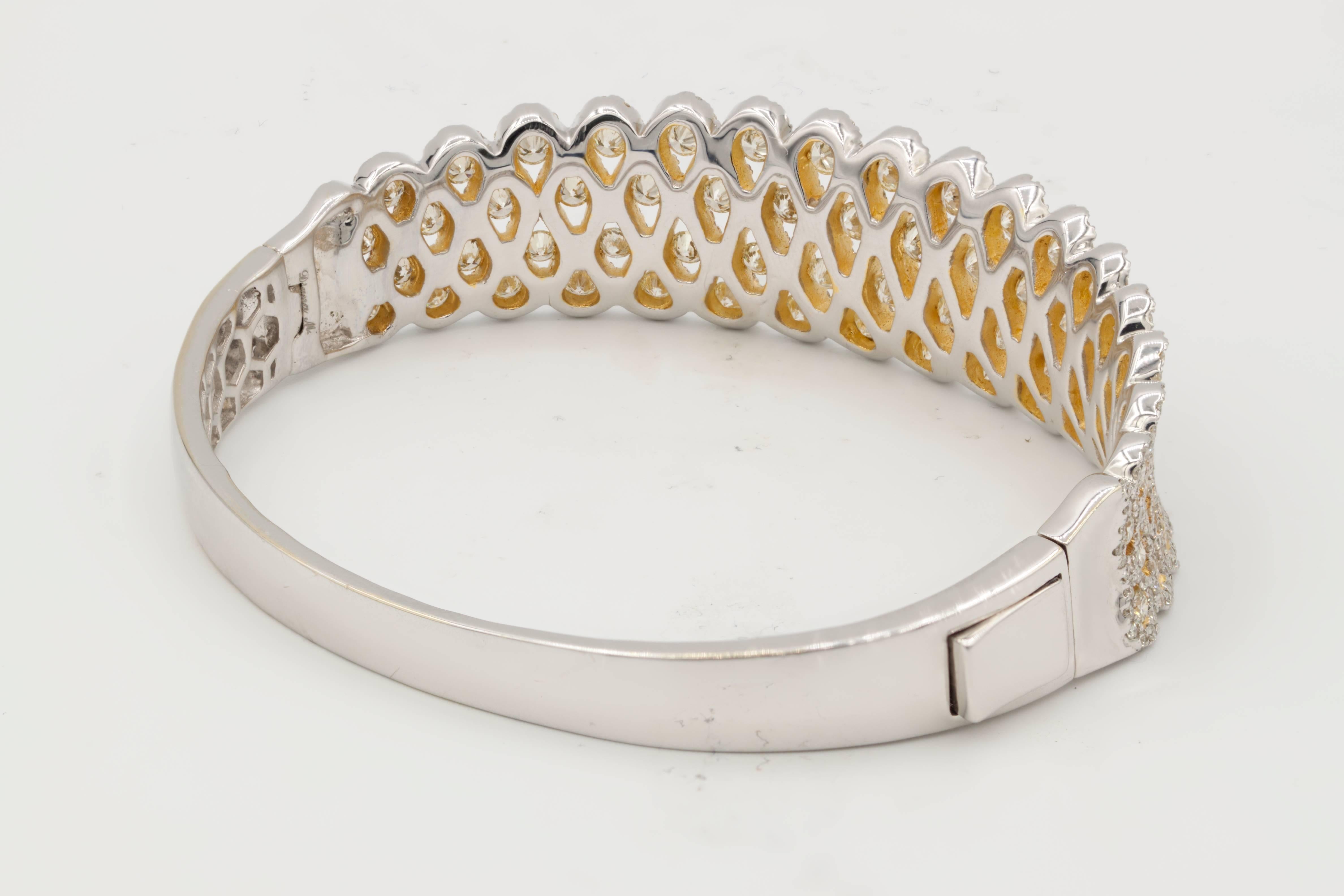 Bracelet Infinity Swirl Diamond en or blanc et jaune. Ce bracelet en diamant exquis présente 7,50 carats de diamants, sertis de manière invisible. Combinaison de diamants jaunes et blancs.

Ce produit est accompagné d'un certificat d'évaluation.
Ce