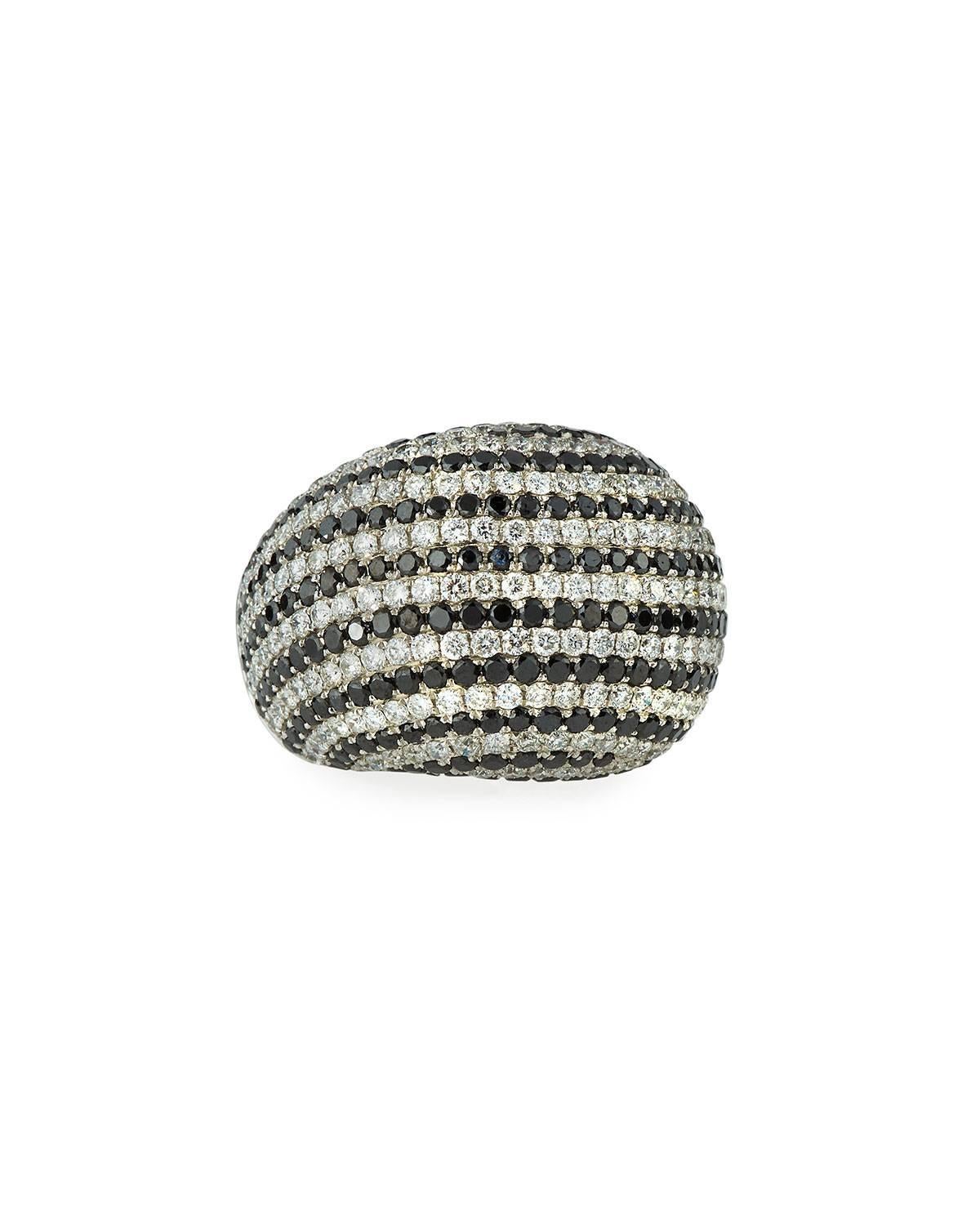 Diana M. 7,50 Karat schwarzer und weißer Diamant Dome Ring in 18 Karat Weißgold (Kissenschliff) im Angebot