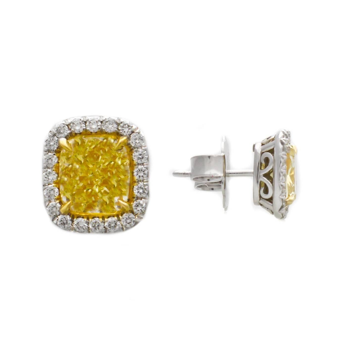 Boucles d'oreilles en diamant naturel de couleur jaune, comprenant deux diamants jaunes de couleur fantaisie taillés en coussin, chacun d'environ 1,50 carats, totalisant 3,20 carats et entourés de diamants ronds taillés en brillant.