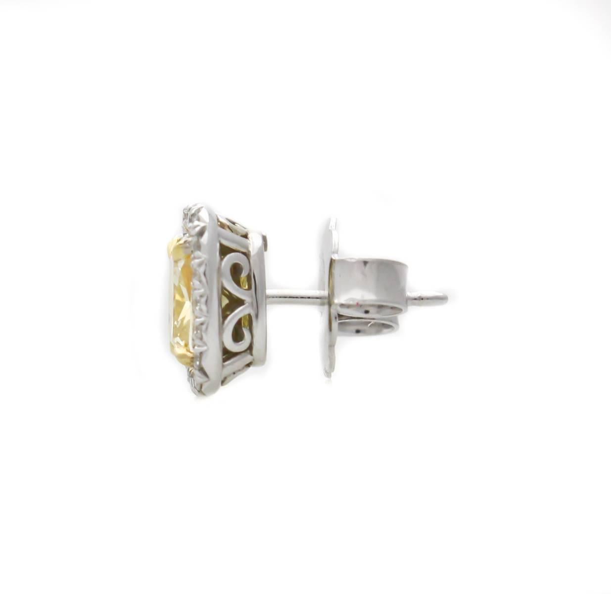 Clous d'oreilles fantaisie en diamant jaune de 3,20 carats Neuf - En vente à New York, NY