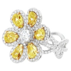 Anello con diamante giallo fantasia a forma di fiore con cinque diamanti a forma di pera certificati GIA