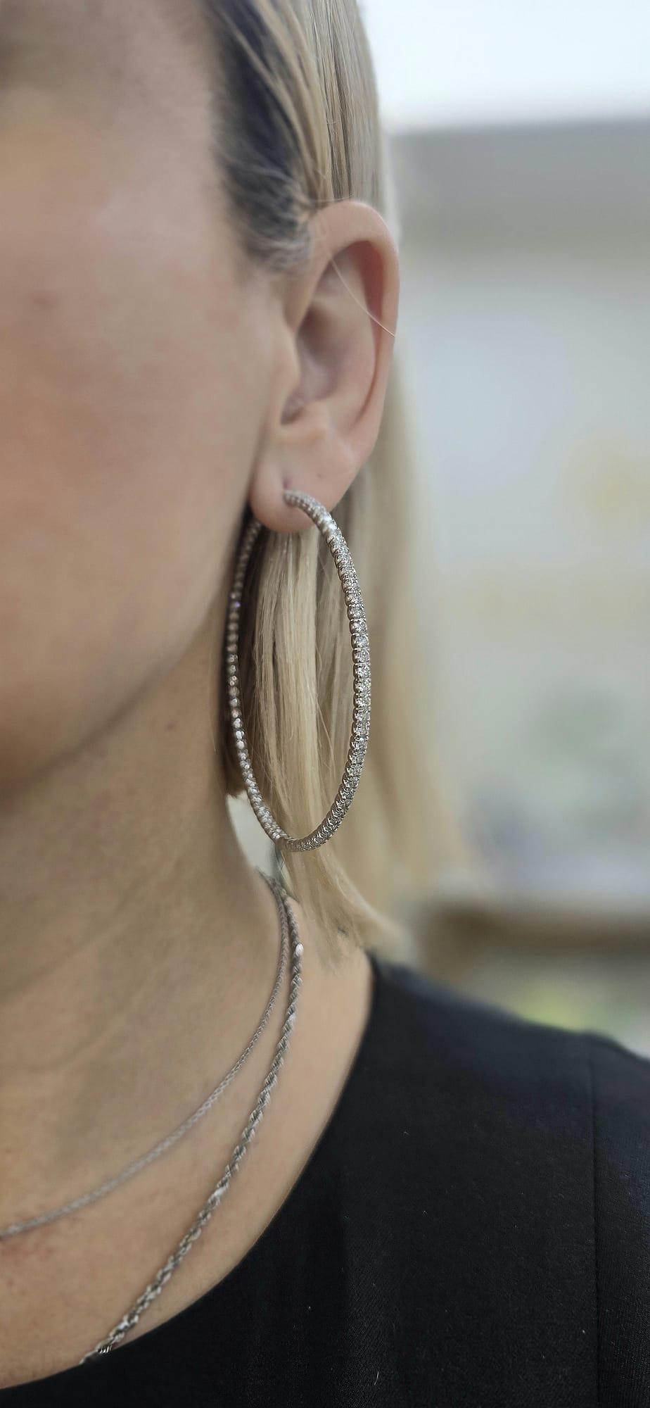 A&M. Boucles d'oreilles en or blanc 18 carats, 2,50