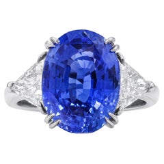 Diana M. Platinum ring featuring an 8.51 ct Ceylon sapphire with 2 trillants