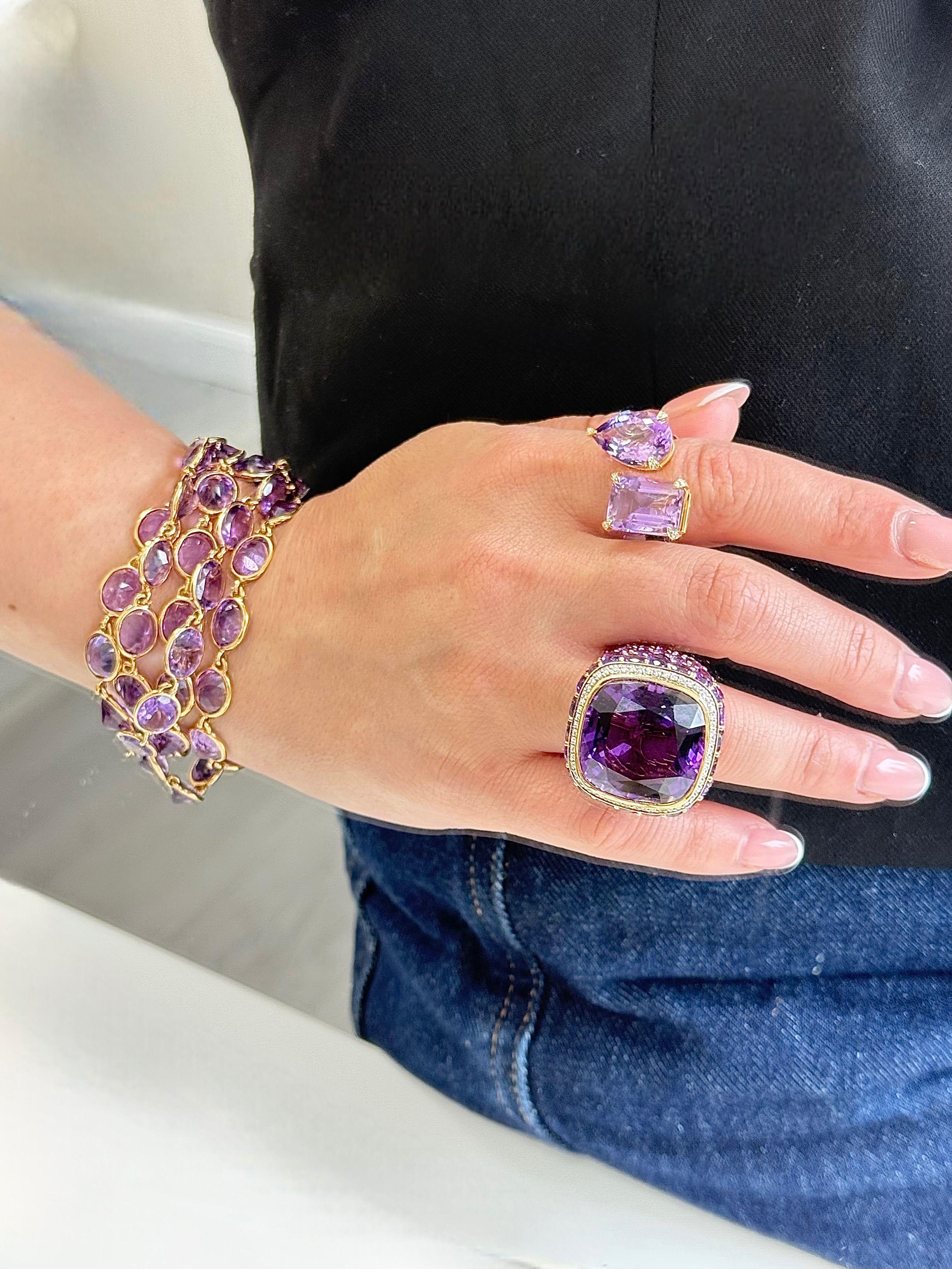 Anello da cocktail in oro rosa, giallo e bianco 18kt con ametista taglio a cuscino da 50,54 carati e diamante da 0,46 carati.

Diana M. è un fornitore leader di gioielli di alta qualità da oltre 35 anni.
Diana M è un negozio unico per tutti i tuoi