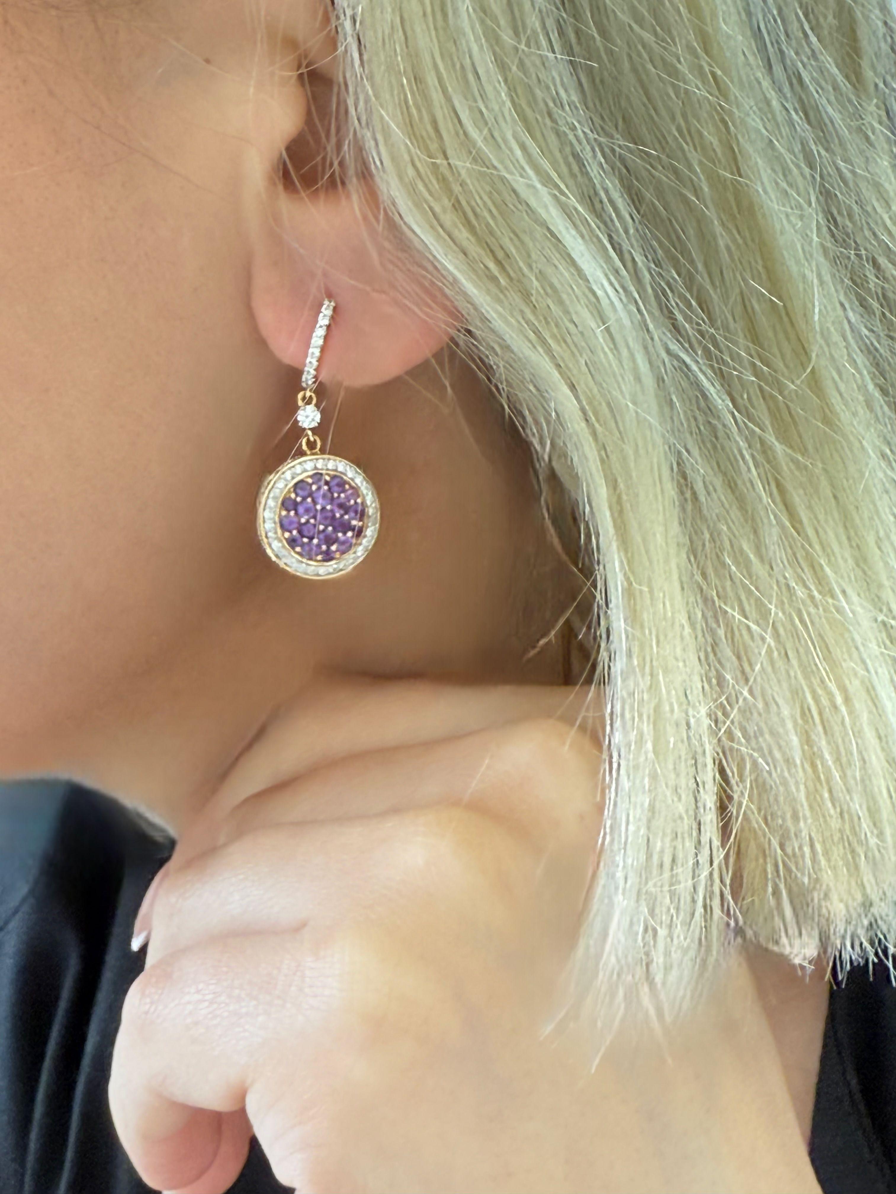 Orecchini a goccia in oro giallo, rosa e bianco 18kt con ametista rotonda da 1,41 carati e diamante rotondo da 1,03 carati.

Diana M. è un fornitore leader di gioielli di alta qualità da oltre 35 anni.
Diana M è un negozio unico per tutti i tuoi