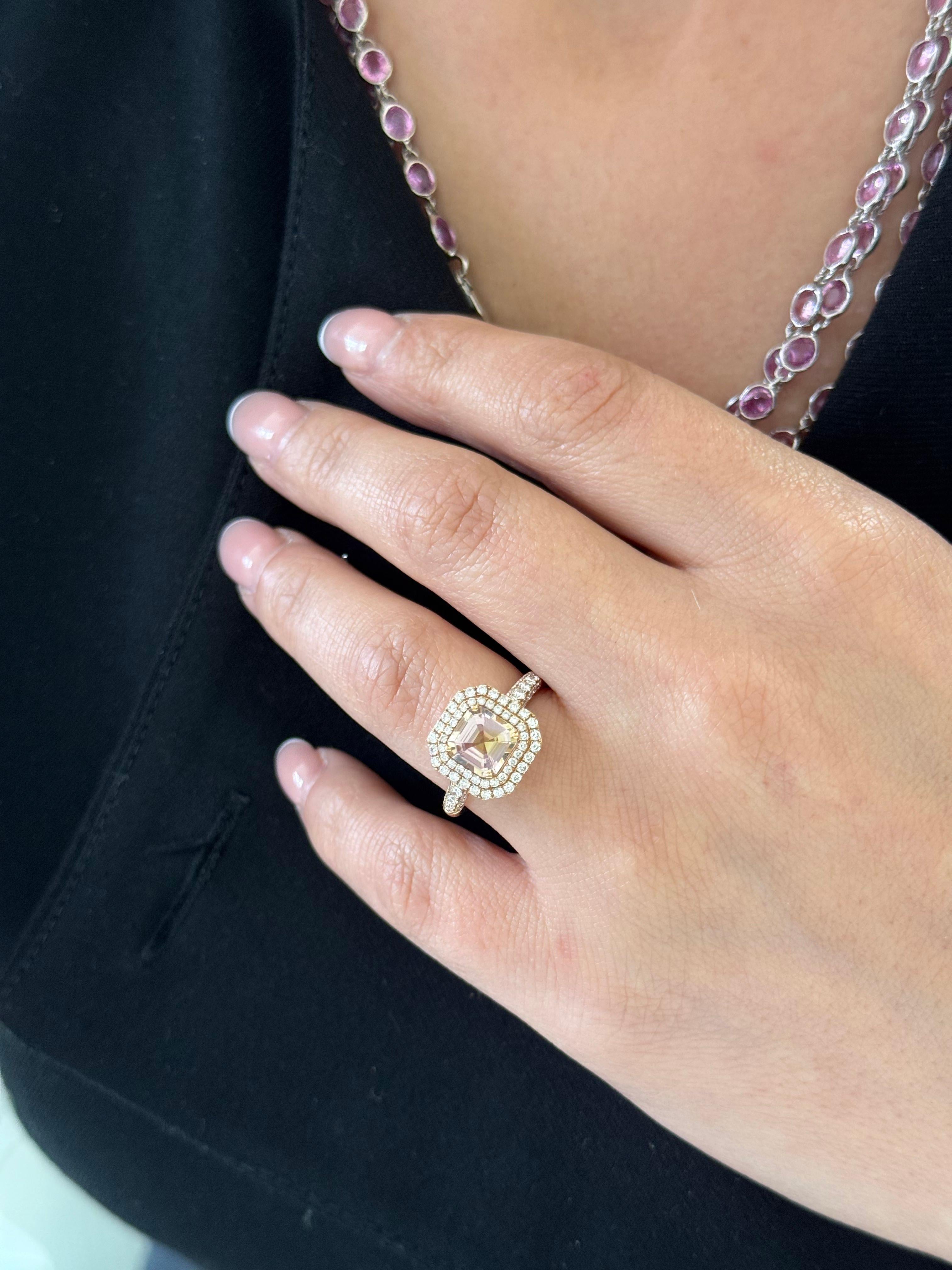 Modischer Ring aus 18 Karat Weiß-, Gelb- und Roségold mit 1,40 Karat achteckigem rosa Turmalin und 0,76 Karat rundem Diamant. 
Diana M. ist seit über 35 Jahren ein führender Anbieter von hochwertigem Schmuck.
Diana M ist eine zentrale Anlaufstelle