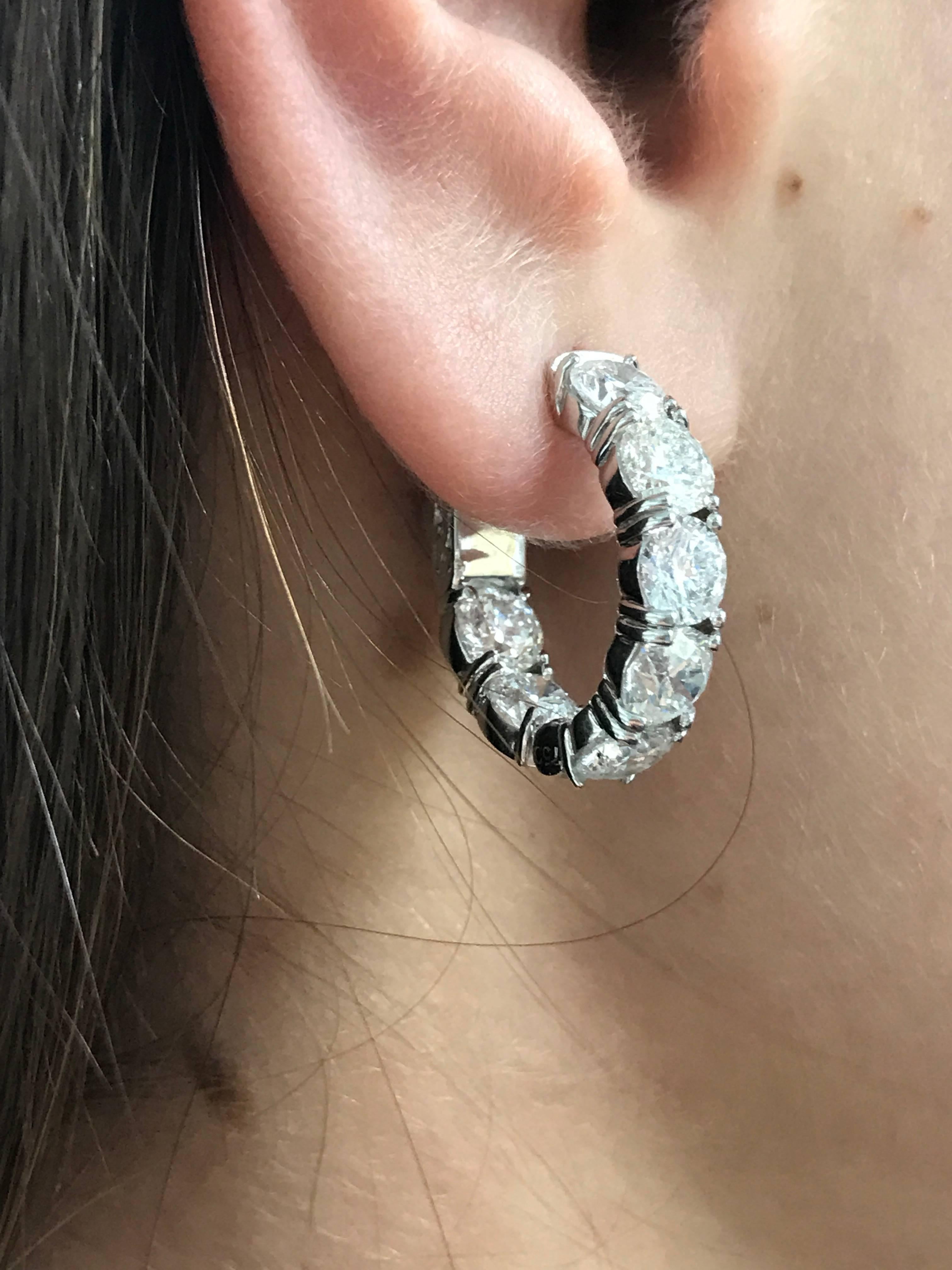 Splendidi orecchini a cerchio con diamanti importanti di Diana M. Jewels. 
Presenta quattordici diamanti rotondi taglio brillante, per un totale di 7,31 carati, forma ovale, 3/4