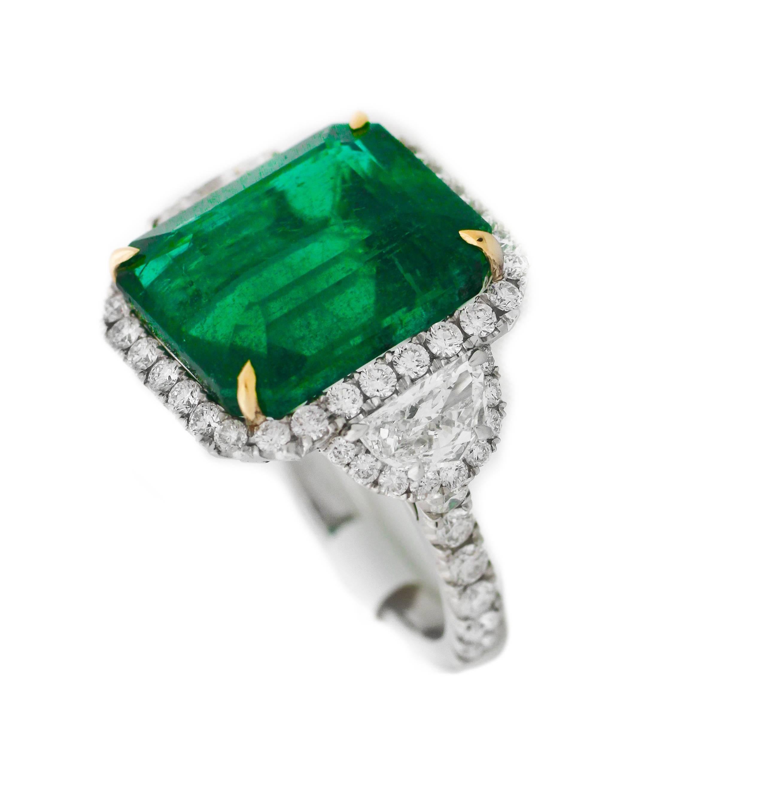 Platinring mit 14,13 Karat GIA-zertifiziertem grünem Smaragd und Diamant (Smaragdschliff) im Angebot