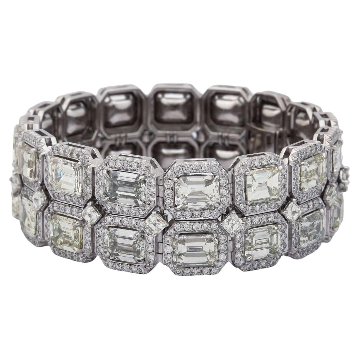 Dieses absolut einzigartige Armband besteht aus 50 Karat Diamanten, jeder Diamant im Smaragdschliff hat zwischen 1,00 und 2,00 Karat. 

Satz in Platinfassung
Diana M. ist seit über 35 Jahren ein führender Anbieter von hochwertigem Schmuck.
Diana M