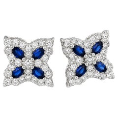 Roberto Coin - Boucles d'oreilles en or blanc ornées d'un motif floral en saphir bleu royal