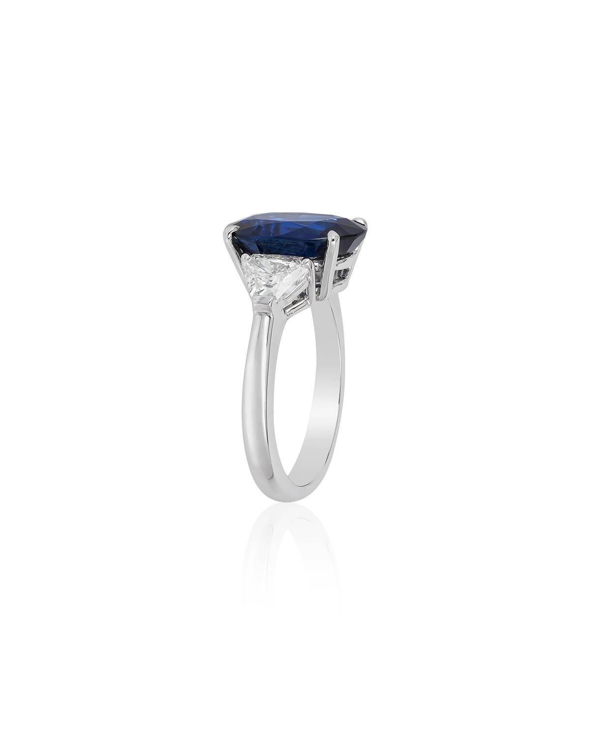 4.87 Carat Sapphire Diamond Gold 3 Stone Ring In New Condition For Sale In New York, NY