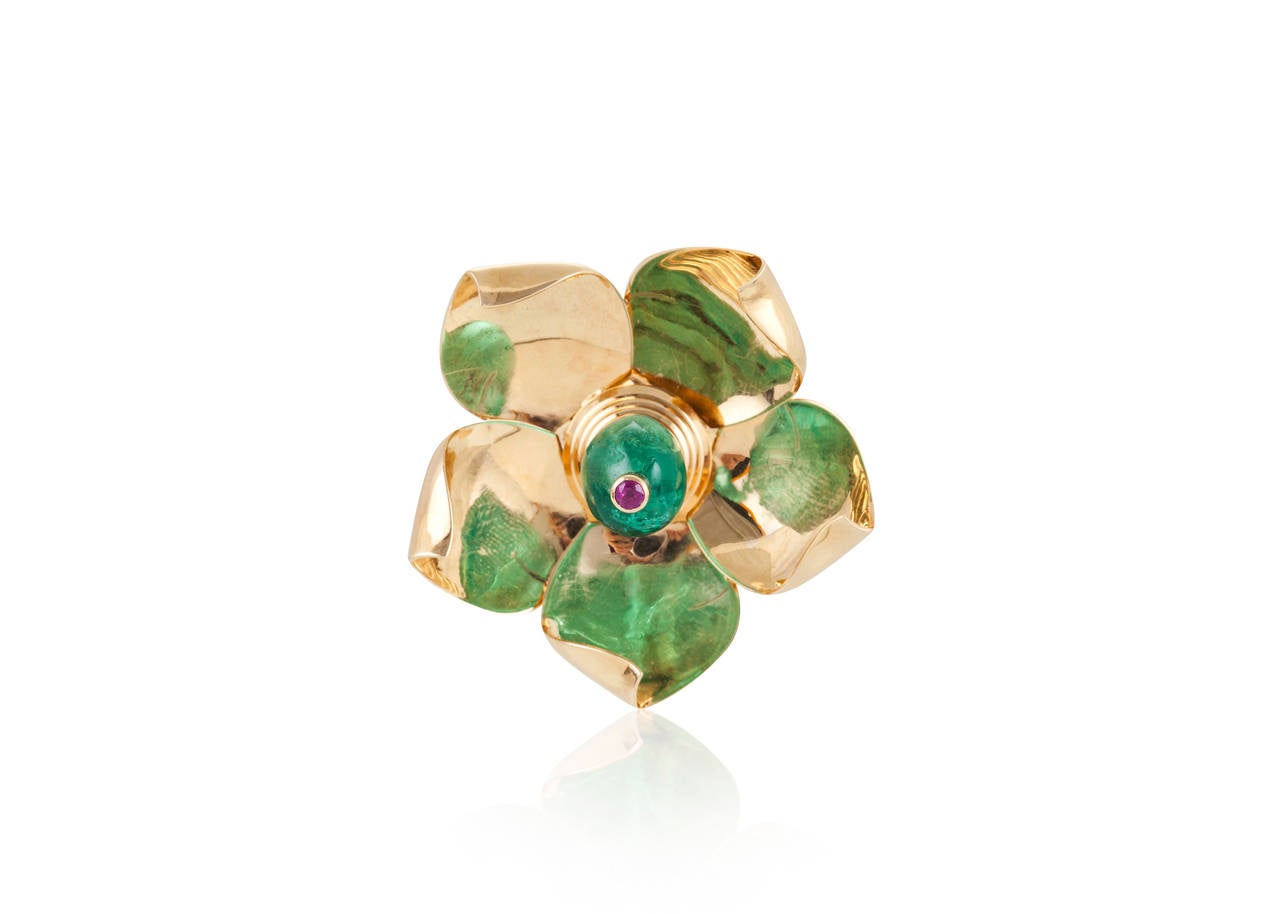 Centered on an emerald bead and bezel set ruby, this retro style flower pin also boasts articulated petals, all in 18 karat yellow gold.

CREDENTIALS
- Engraved “Cartier Paris”
- Serial #09565
- French assay marks