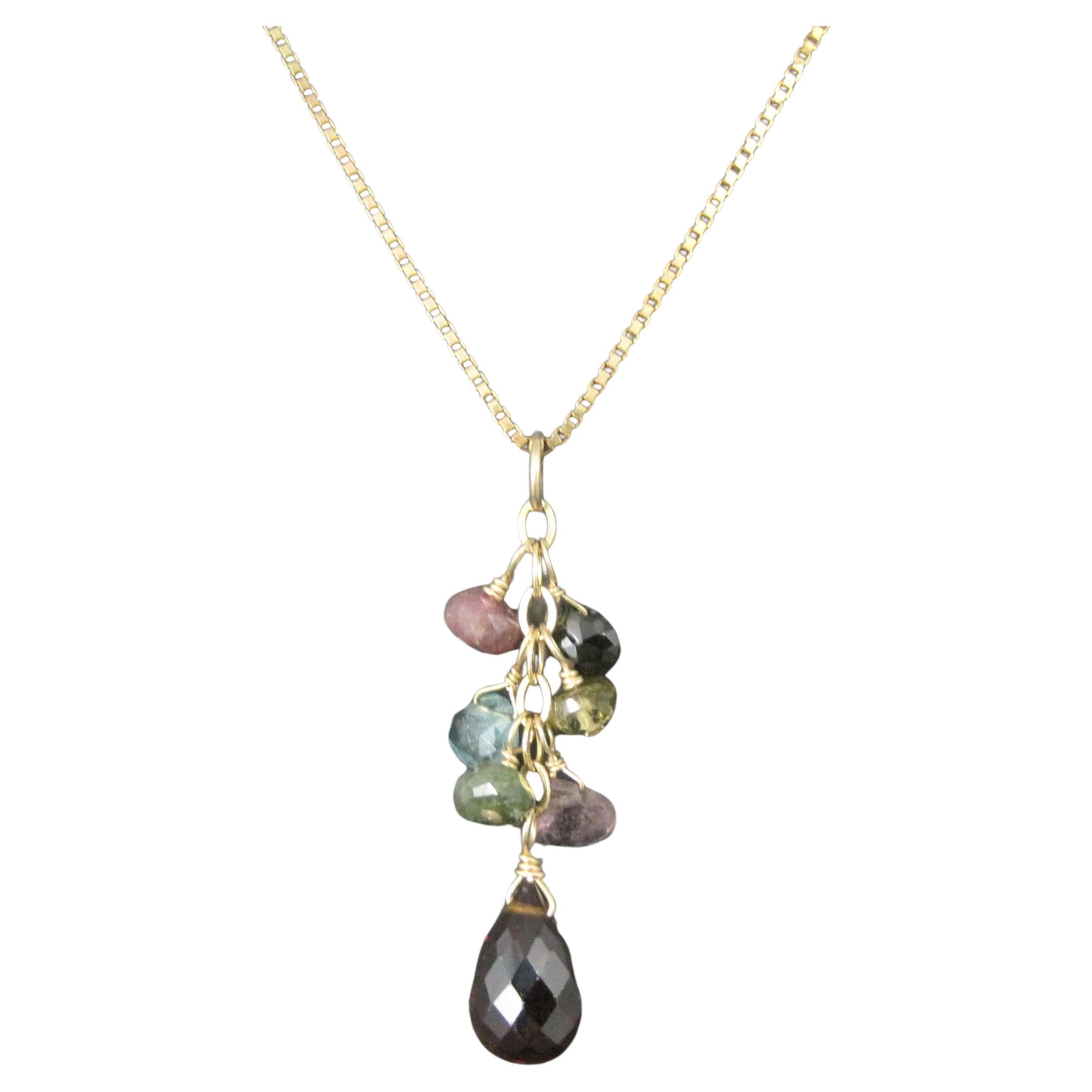 Este precioso colgante vintage de gemas es de 14k con gemas naturales.

Medidas: 1 7/16 pulgadas

Viene con una cadena ajustable de 14 quilates sobre plata de ley que se ajusta de 16 a 18 pulgadas.
Esta cadena es un producto de Roberto
