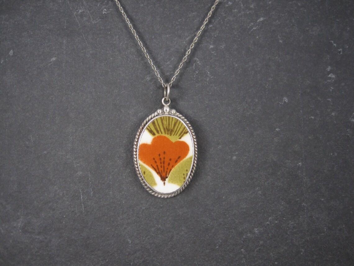 Artigiano Collana con ciondolo in ceramica floreale vintage in argento degli anni '70 in vendita
