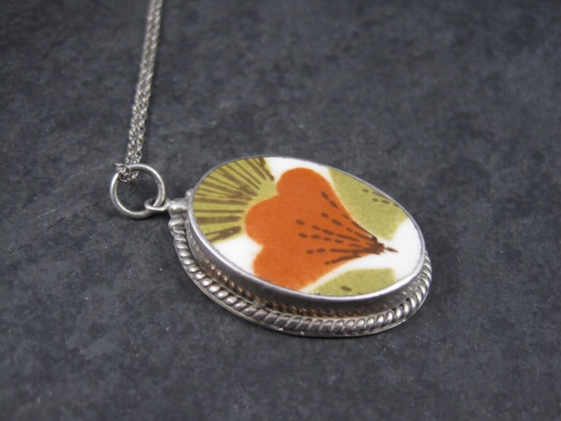 Donna Collana con ciondolo in ceramica floreale vintage in argento degli anni '70 in vendita